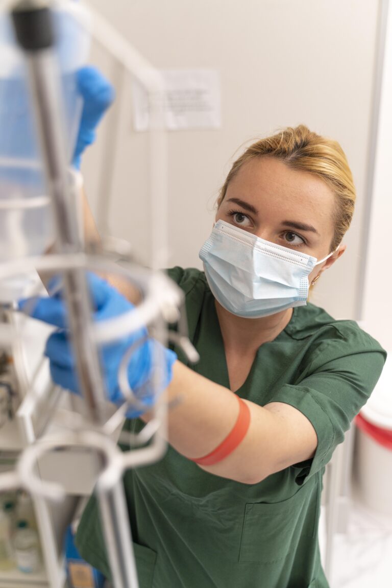 Das Bild zeigt den Arbeitsschutz in der Pflege mit einer Pflegerin, die eine Schutzmaske und Handschuhe trägt.